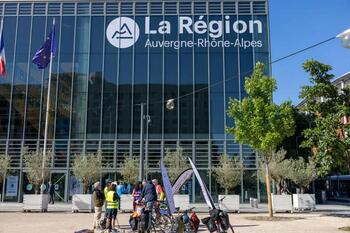 La vélo-Cojop devant l'hôtel de Région AURA