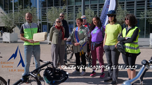 "VELO-COJOP" du vendredi 16 mai 2025, organis&eacute;e par le Collectif Citoyen JOP 2030 &agrave; Lyon : photo prise devant l�h&ocirc;tel de R&eacute;gion de Lyon
