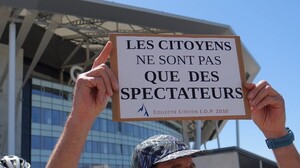 "VELO-COJOP" du vendredi 16 mai 2025, organis&eacute;e par le Collectif Citoyen JOP 2030 &agrave; Lyon : photo prise devant le si&egrave;ge du COJOP et le Groupama Stadium