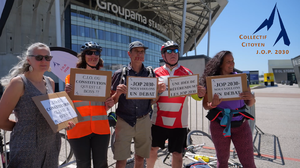 "VELO-COJOP" du vendredi 16 mai 2025, organis&eacute;e par le Collectif Citoyen JOP 2030 &agrave; Lyon : photo prise devant le si&egrave;ge du COJOP et le Groupama Stadium