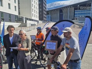 "VELO-COJOP" du vendredi 16 mai 2025, organis&eacute;e par le Collectif Citoyen JOP 2030 &agrave; Lyon : photo prise devant le si&egrave;ge du COJOP et le Groupama Stadium