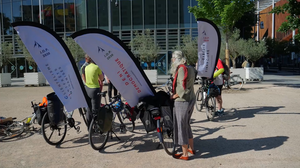 "VELO-COJOP" du vendredi 16 mai 2025, organis&eacute;e par le Collectif Citoyen JOP 2030 &agrave; Lyon : photo prise devant l�h&ocirc;tel de R&eacute;gion de Lyon