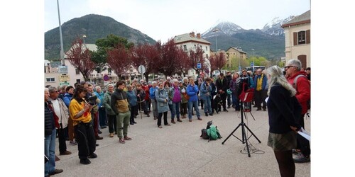 Le Caojop, Comité dalerte sur lorganisation des JOP 2030, et le Collectif citoyen JOP 2030, composé de juristes et avocats, ont organisé une réunion sur le parvis de la gare de Briançon.  Photo Le DL /Audrey Lungo